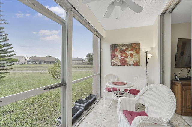 sunroom with ceiling fan