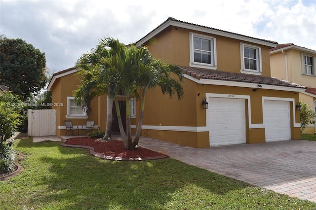 view of front of house featuring a garage and a front yard