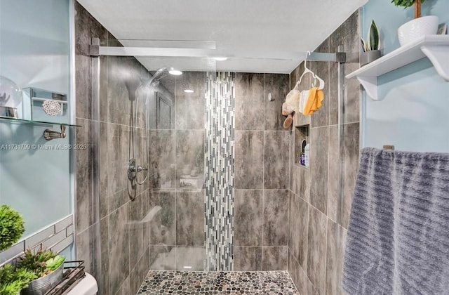 bathroom featuring tiled shower