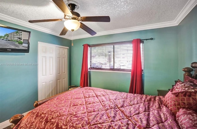 bedroom with crown molding, a textured ceiling, ceiling fan, and a closet