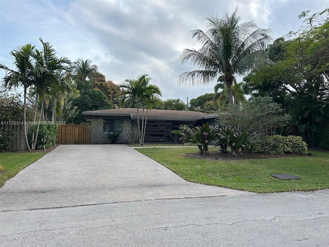 view of front facade featuring a front yard and a carport