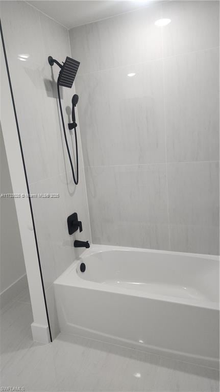 bathroom featuring tiled shower / bath
