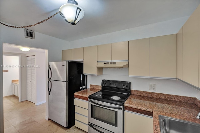 kitchen featuring sink, stainless steel appliances, and cream cabinetry