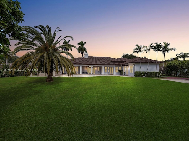 view of front of property featuring a yard