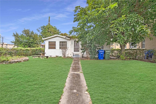 view of front facade with a front lawn