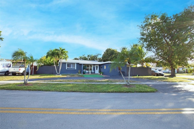 ranch-style home featuring a front lawn