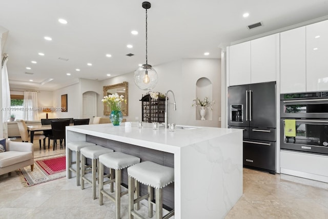 kitchen with arched walkways, recessed lighting, visible vents, black appliances, and modern cabinets