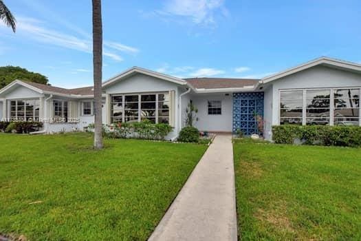 ranch-style house featuring a front yard