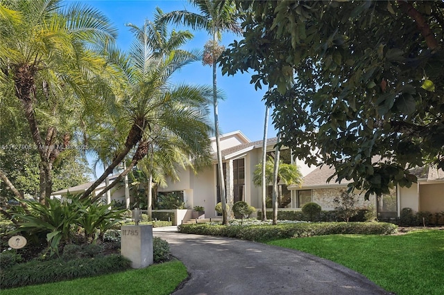 view of front of property with a front yard