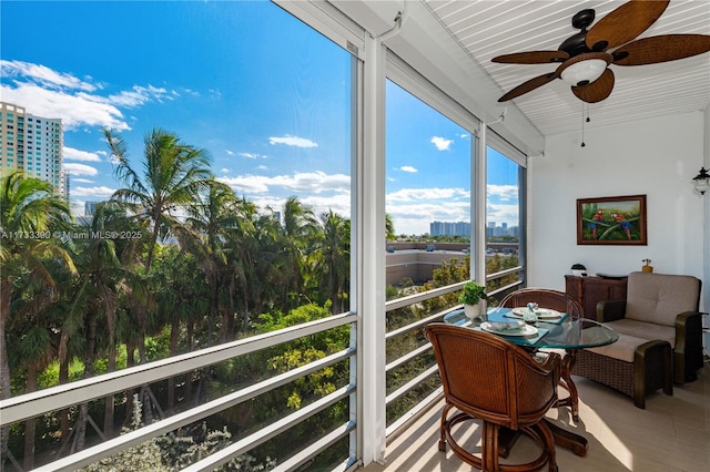 sunroom with ceiling fan