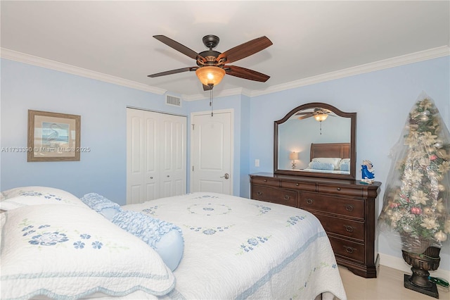 carpeted bedroom featuring ornamental molding, a closet, and ceiling fan