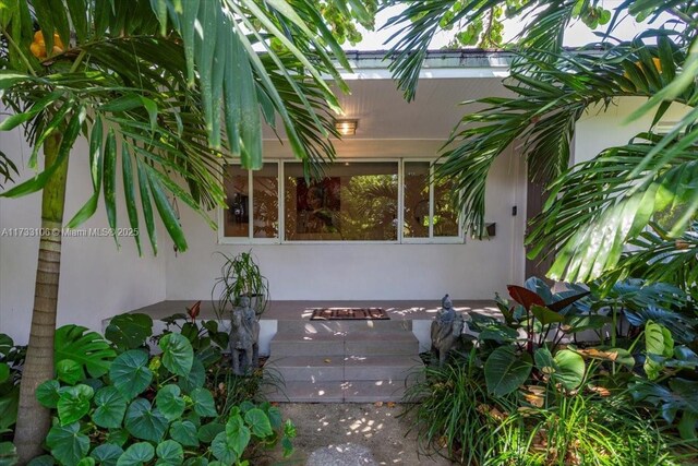 entrance to property featuring a patio