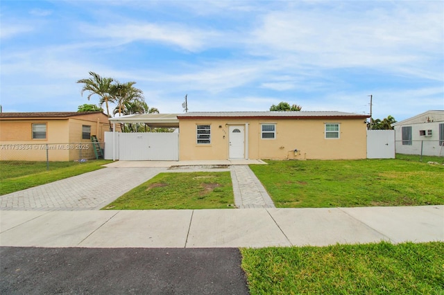 single story home with a front lawn