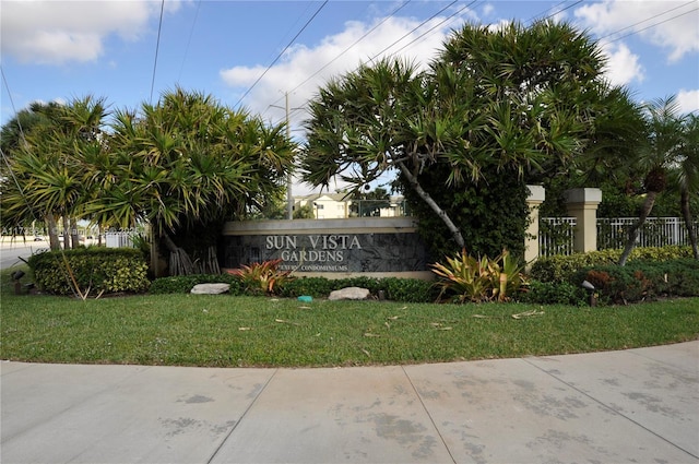 community / neighborhood sign featuring a lawn