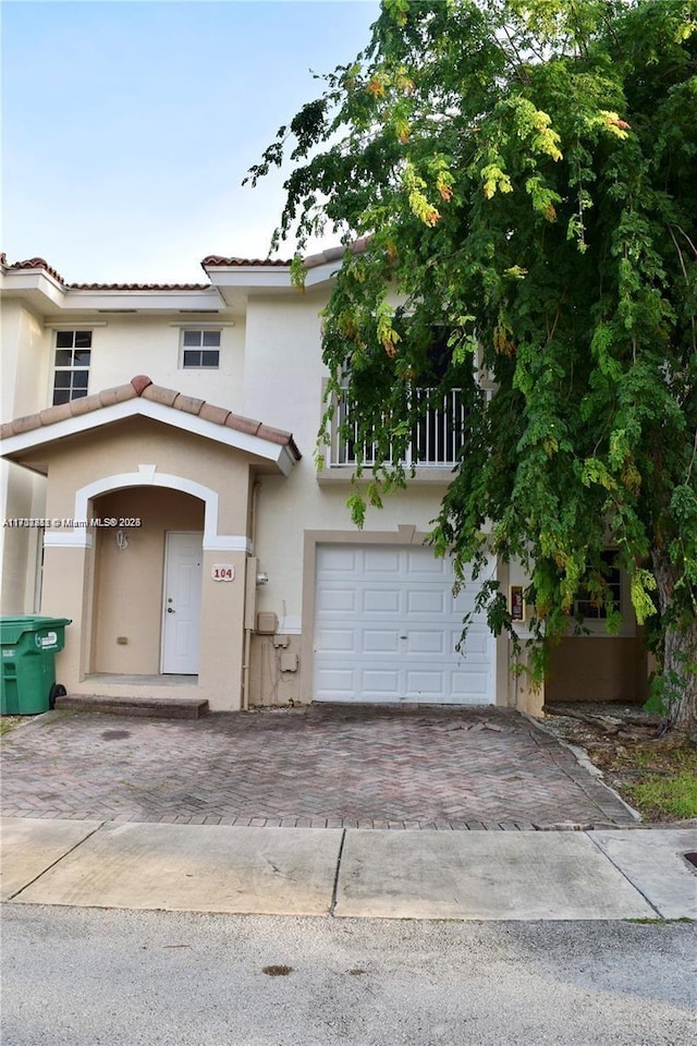view of front facade featuring a garage