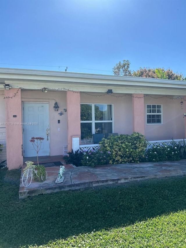 view of front of home with a front yard