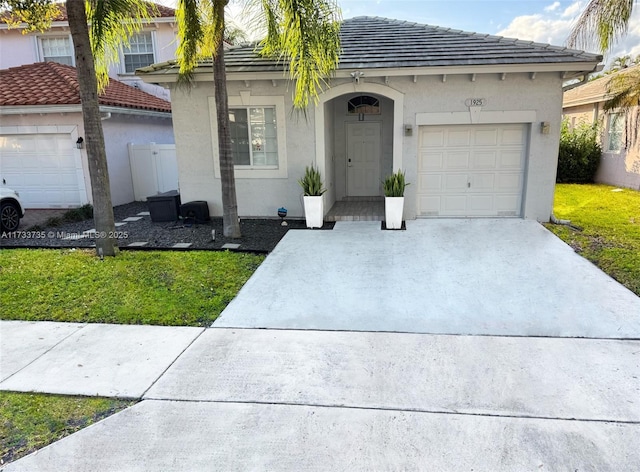 view of front of house featuring a front lawn