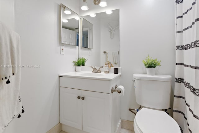 full bathroom with curtained shower, vanity, and toilet