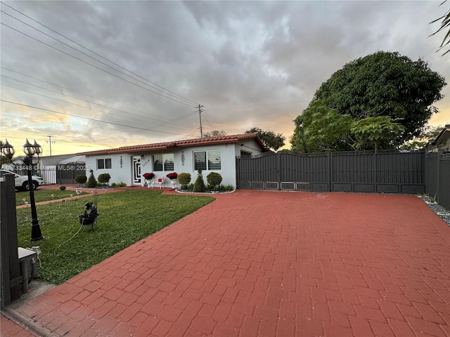 view of front of house featuring a lawn