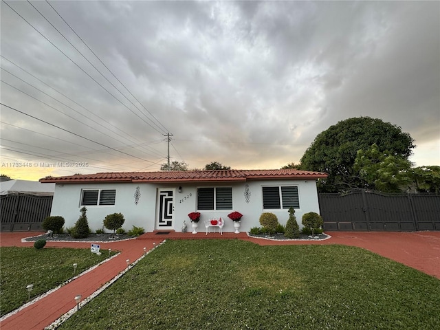 view of front of home with a front lawn