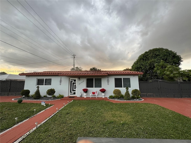 view of front facade featuring a front lawn