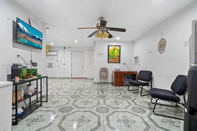 sitting room with ceiling fan