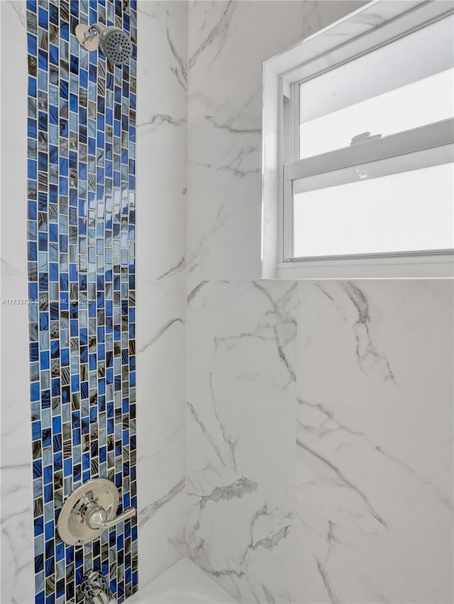 bathroom featuring a tile shower