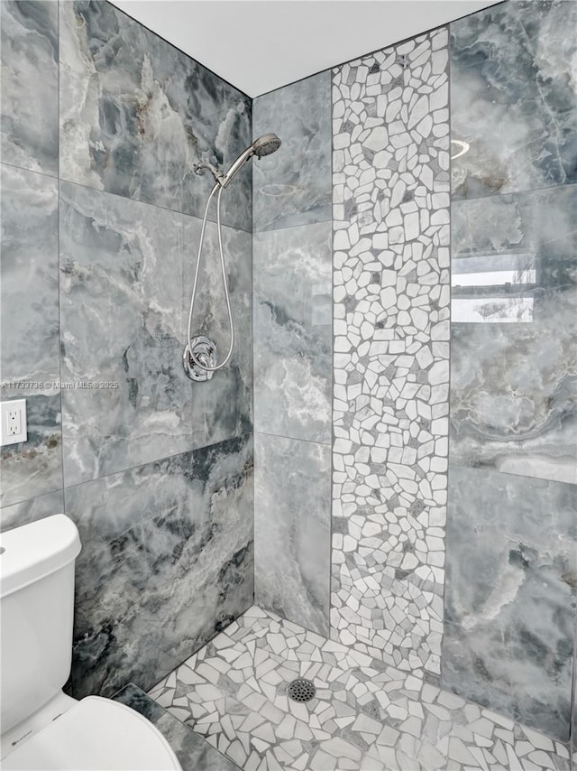 2720 SW 19th St, Fort Lauderdale, FL 33312 - bathroom with a tile shower, toilet, and tile walls