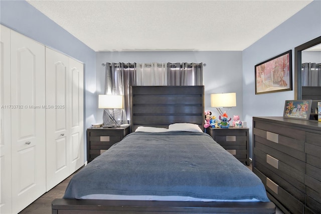 bedroom with dark hardwood / wood-style flooring, a closet, and a textured ceiling