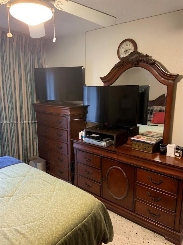 bedroom with ceiling fan