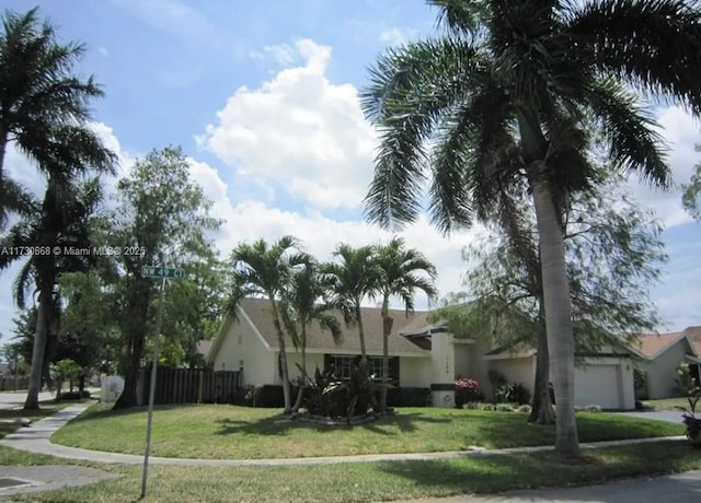 view of front facade featuring a garage and a front yard