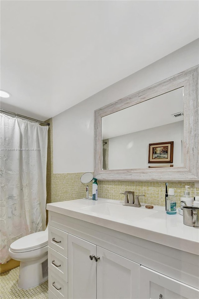 bathroom featuring vanity, curtained shower, decorative backsplash, and toilet