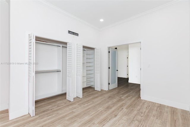 unfurnished bedroom with light wood-style flooring, baseboards, crown molding, and recessed lighting