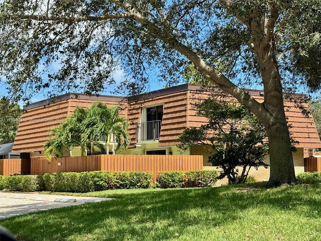 view of front of property with a front yard