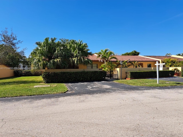 view of front of property featuring a front yard