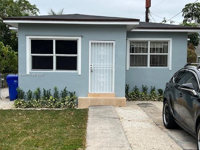 view of front of home featuring a front yard