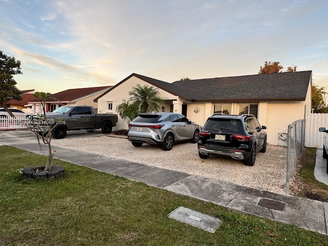 view of front of property featuring a yard