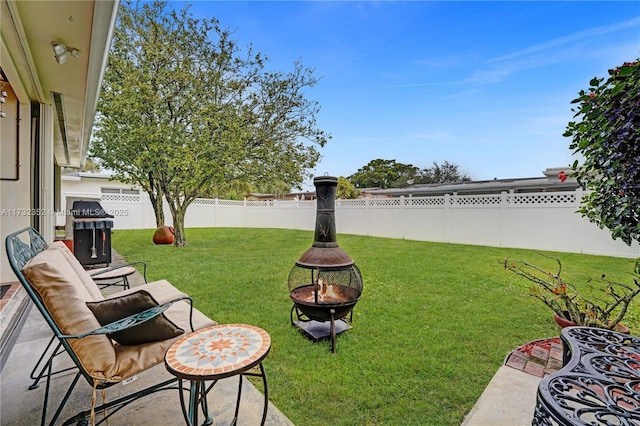 view of yard featuring a fire pit