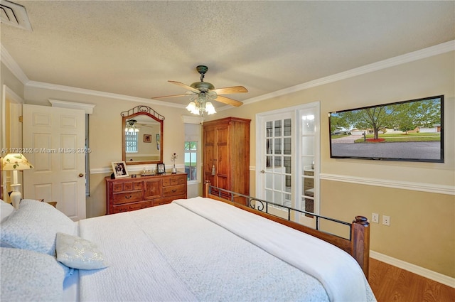 bedroom with hardwood / wood-style floors, crown molding, and ceiling fan