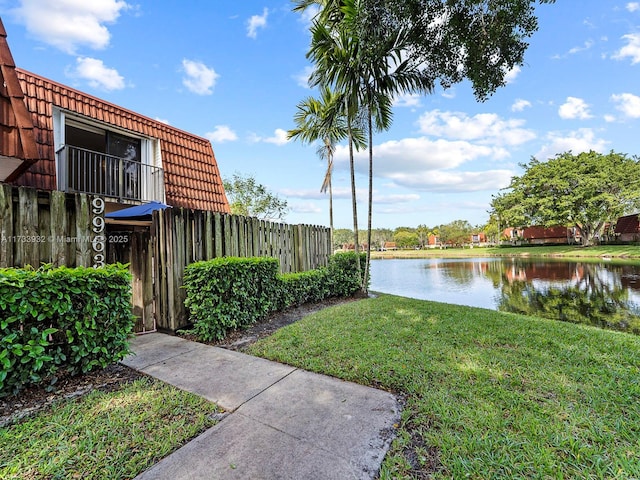 view of yard featuring a water view