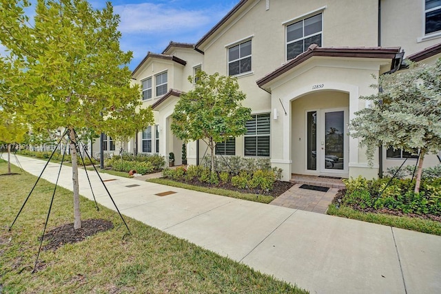 view of front facade featuring a front yard