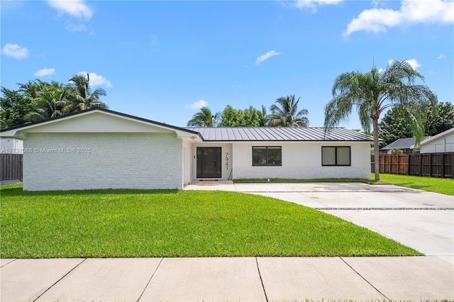 single story home with a front lawn