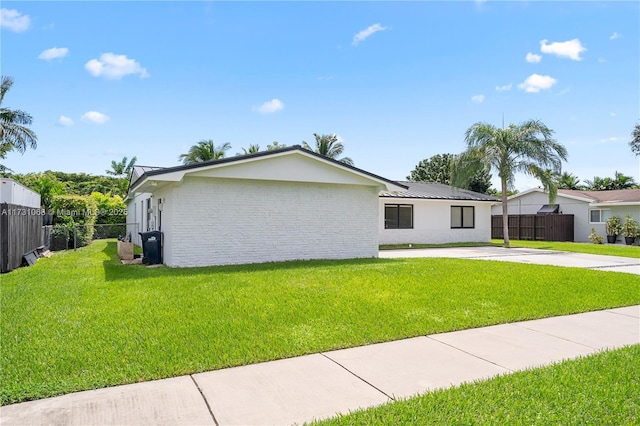 view of front of property featuring a front lawn