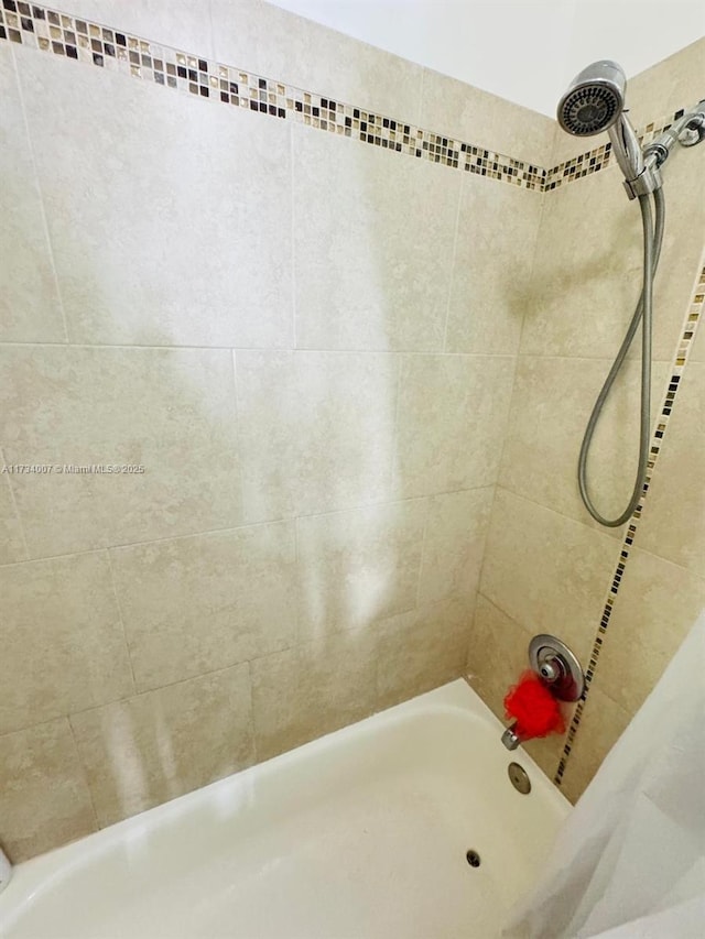 bathroom with shower / bath combo