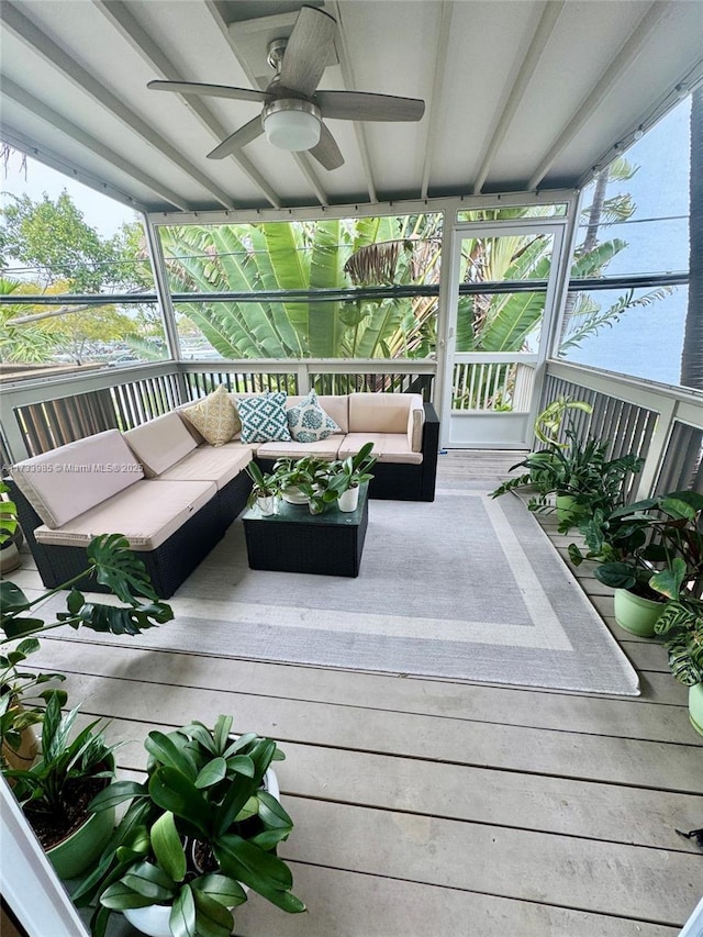 sunroom with ceiling fan