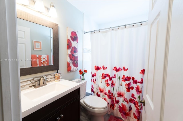 full bath featuring tasteful backsplash, curtained shower, vanity, and toilet