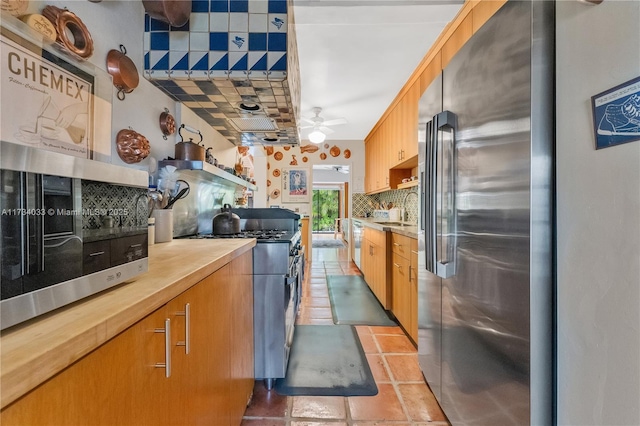 kitchen featuring tasteful backsplash, ceiling fan, stainless steel appliances, and sink