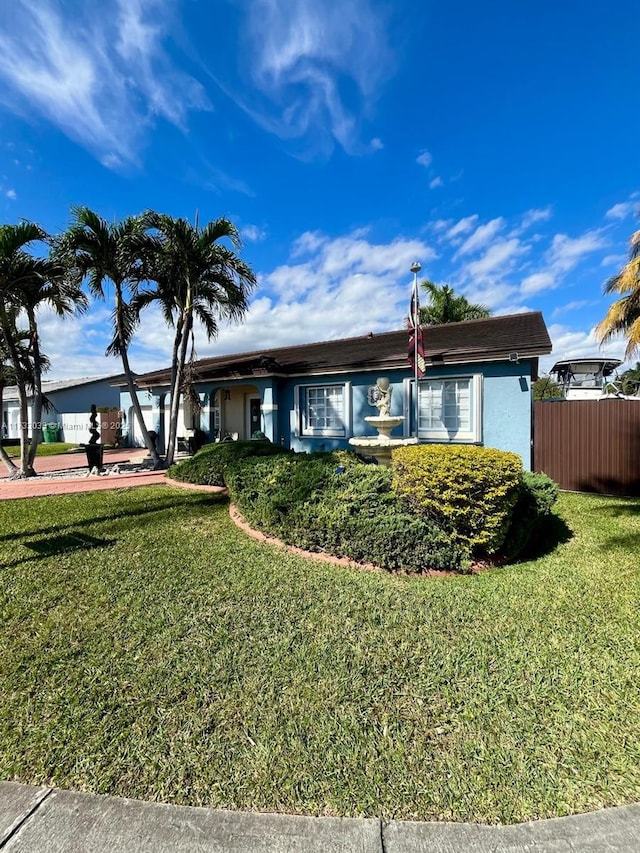 ranch-style house featuring a front yard