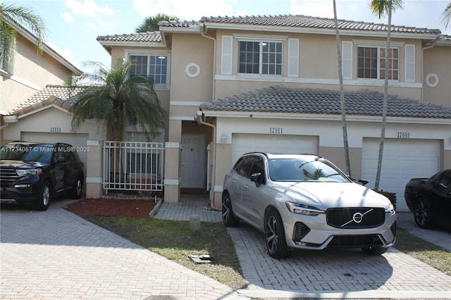 view of front facade featuring a garage