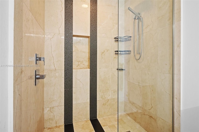 bathroom featuring tiled shower